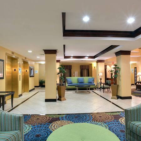 Holiday Inn Express Tower Center New Brunswick By Ihg Ист Брънсуик Екстериор снимка