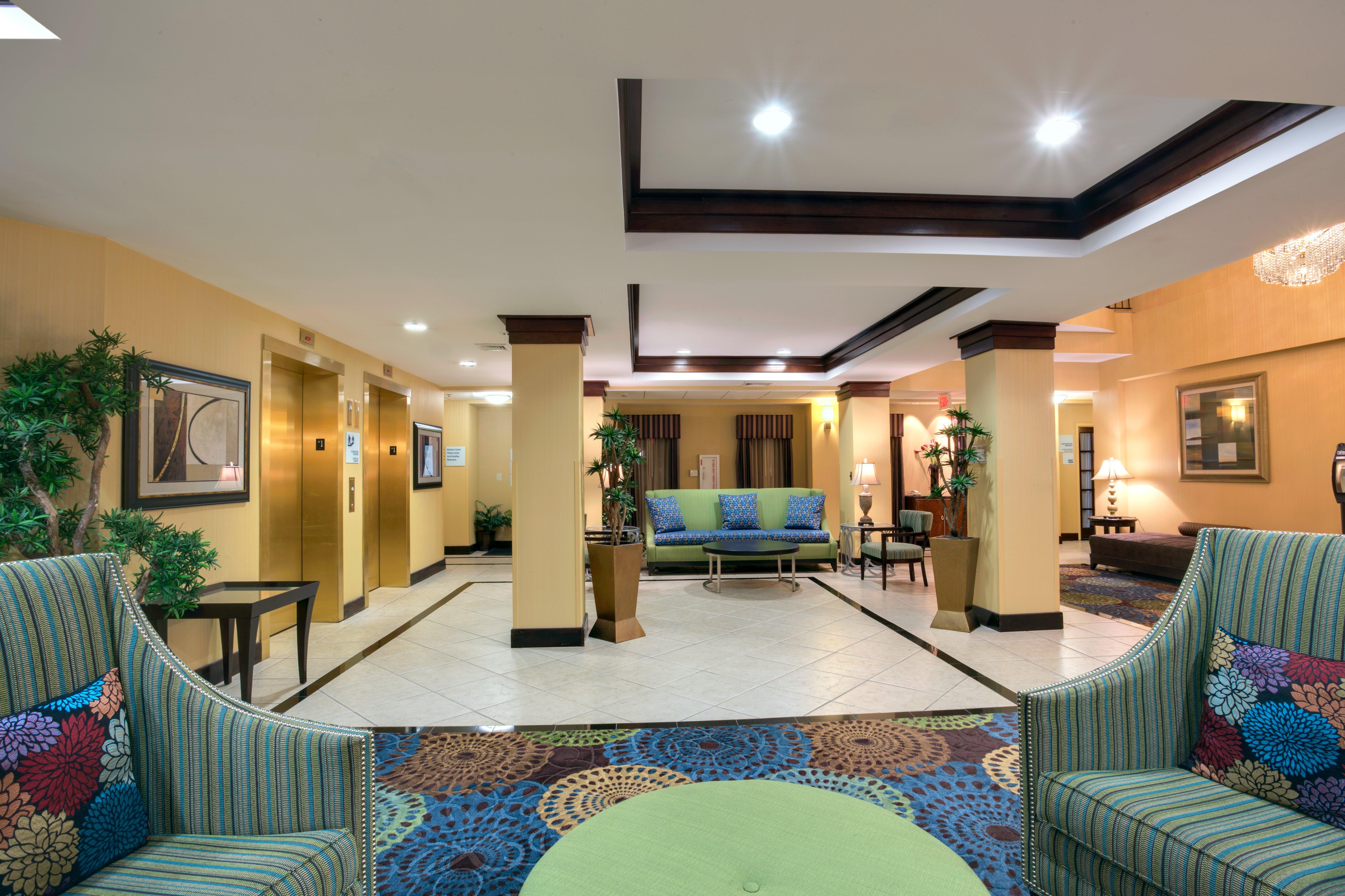 Holiday Inn Express Tower Center New Brunswick By Ihg Ист Брънсуик Екстериор снимка