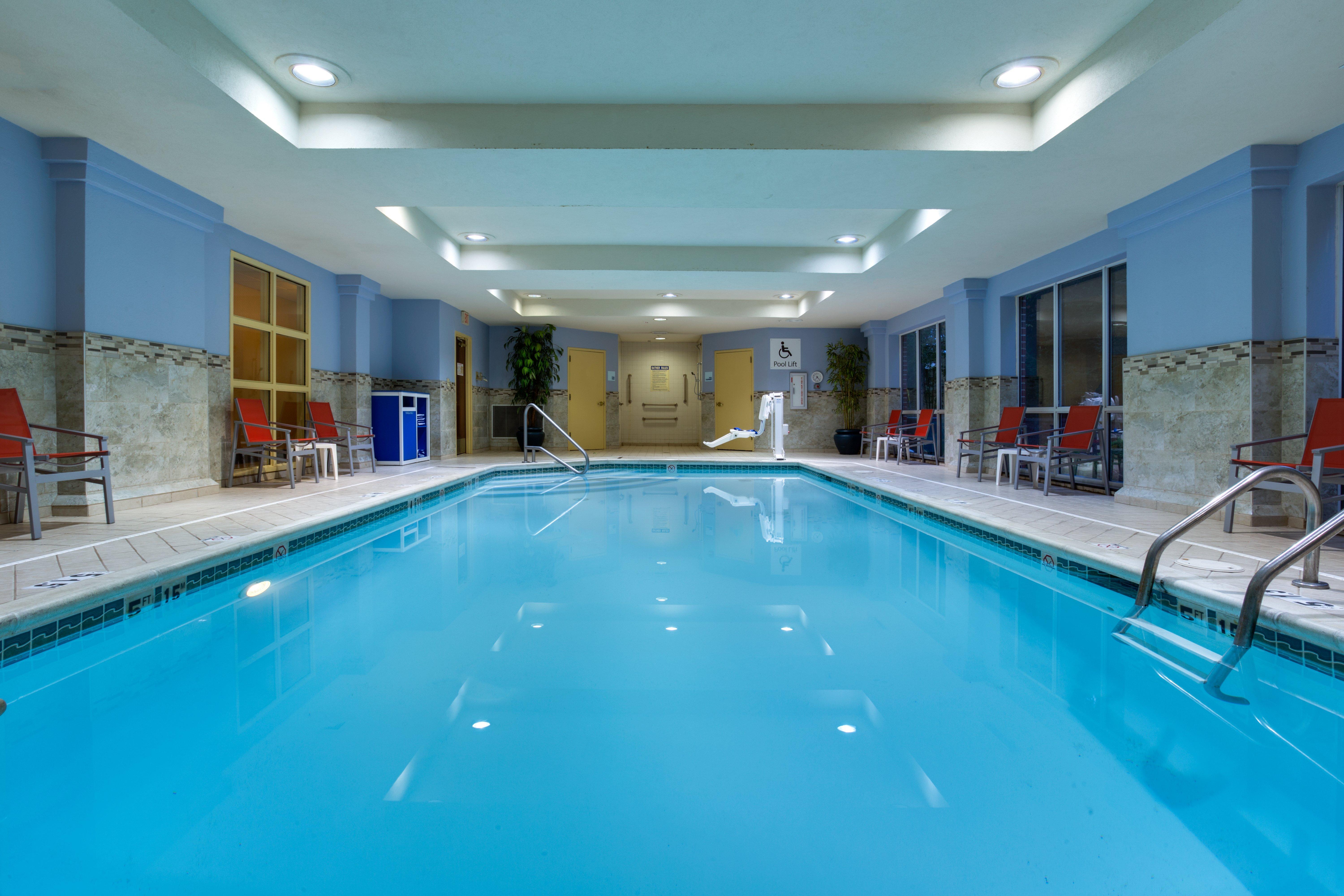 Holiday Inn Express Tower Center New Brunswick By Ihg Ист Брънсуик Екстериор снимка
