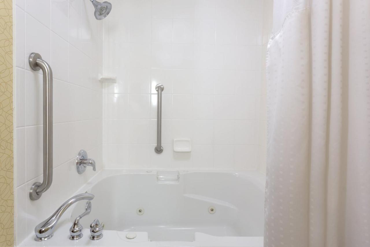 Holiday Inn Express Tower Center New Brunswick By Ihg Ист Брънсуик Екстериор снимка