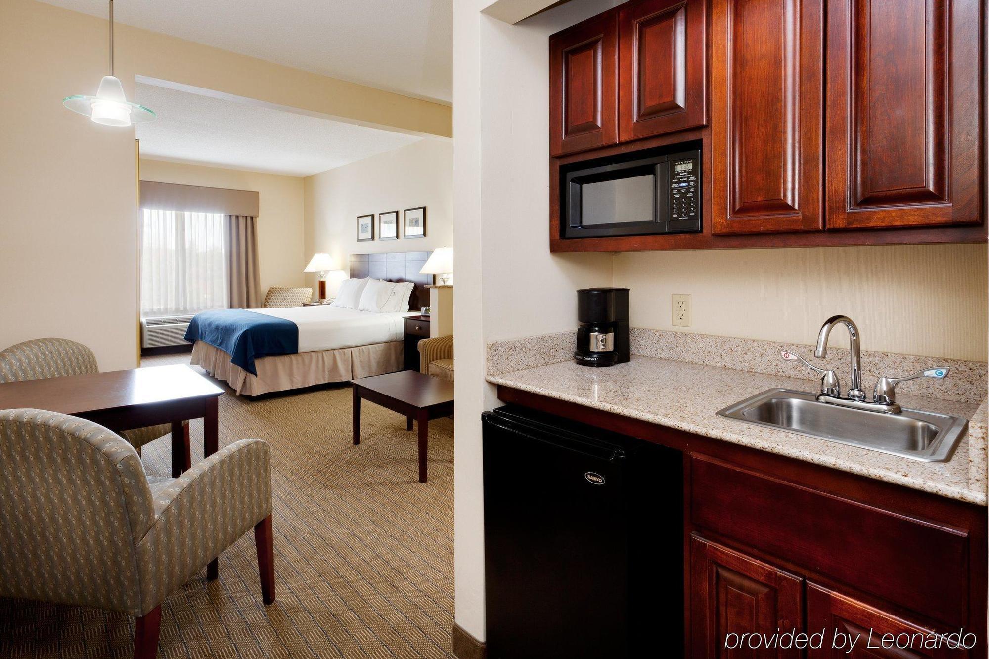 Holiday Inn Express Tower Center New Brunswick By Ihg Ист Брънсуик Екстериор снимка