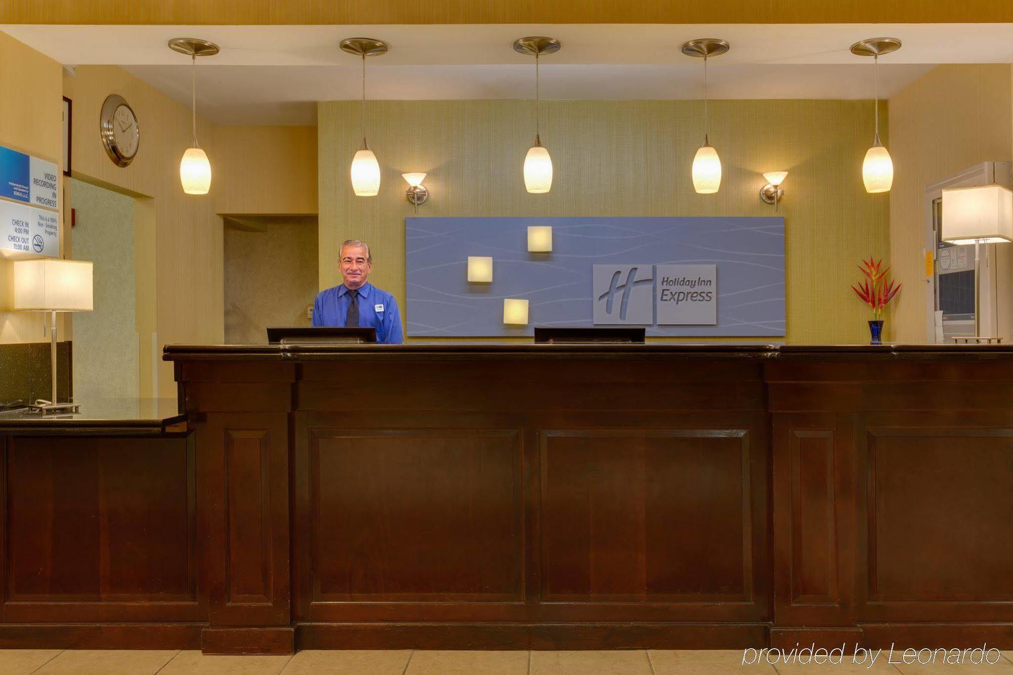 Holiday Inn Express Tower Center New Brunswick By Ihg Ист Брънсуик Екстериор снимка