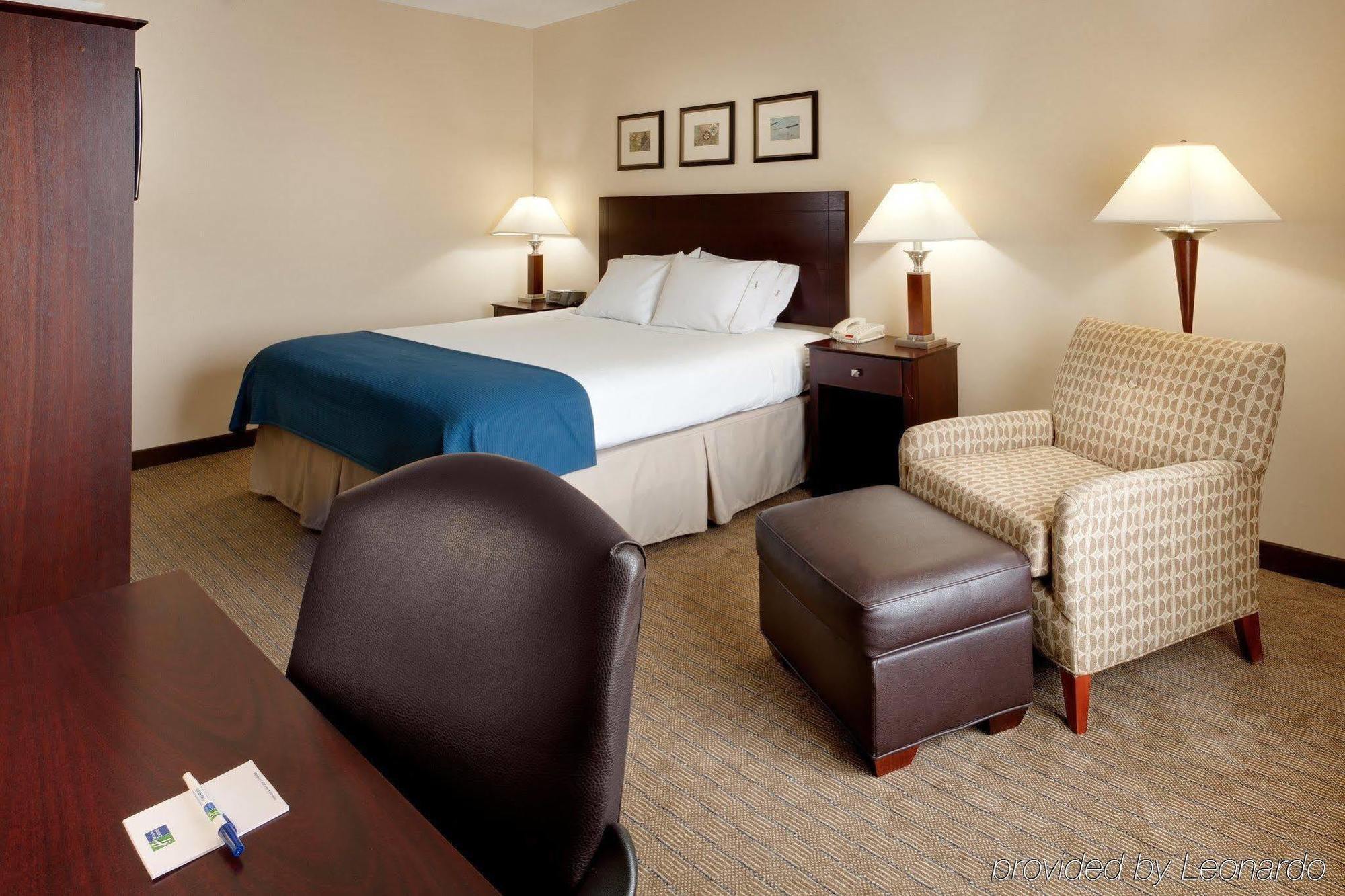 Holiday Inn Express Tower Center New Brunswick By Ihg Ист Брънсуик Стая снимка