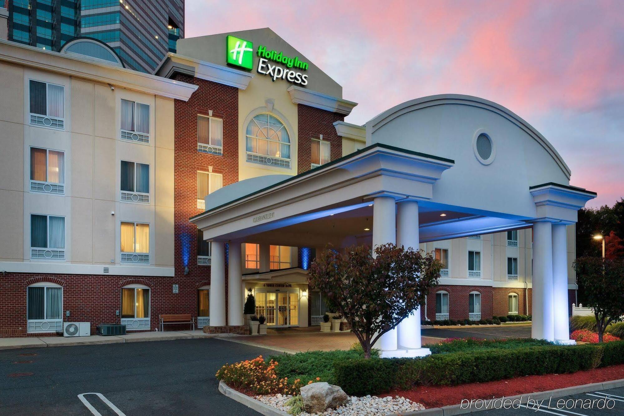 Holiday Inn Express Tower Center New Brunswick By Ihg Ист Брънсуик Екстериор снимка