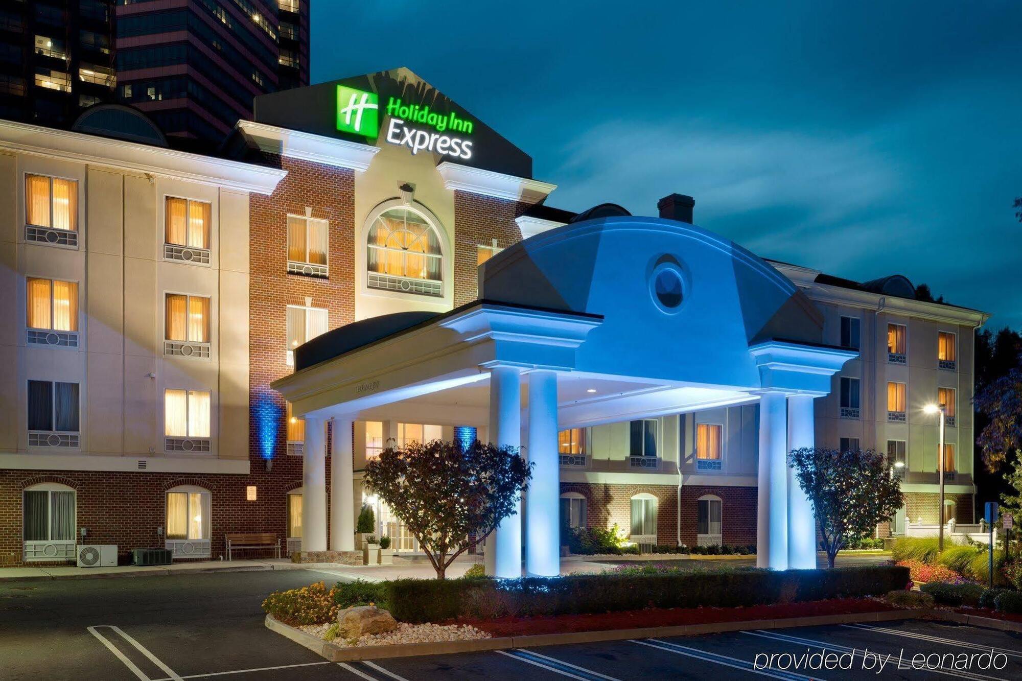 Holiday Inn Express Tower Center New Brunswick By Ihg Ист Брънсуик Екстериор снимка